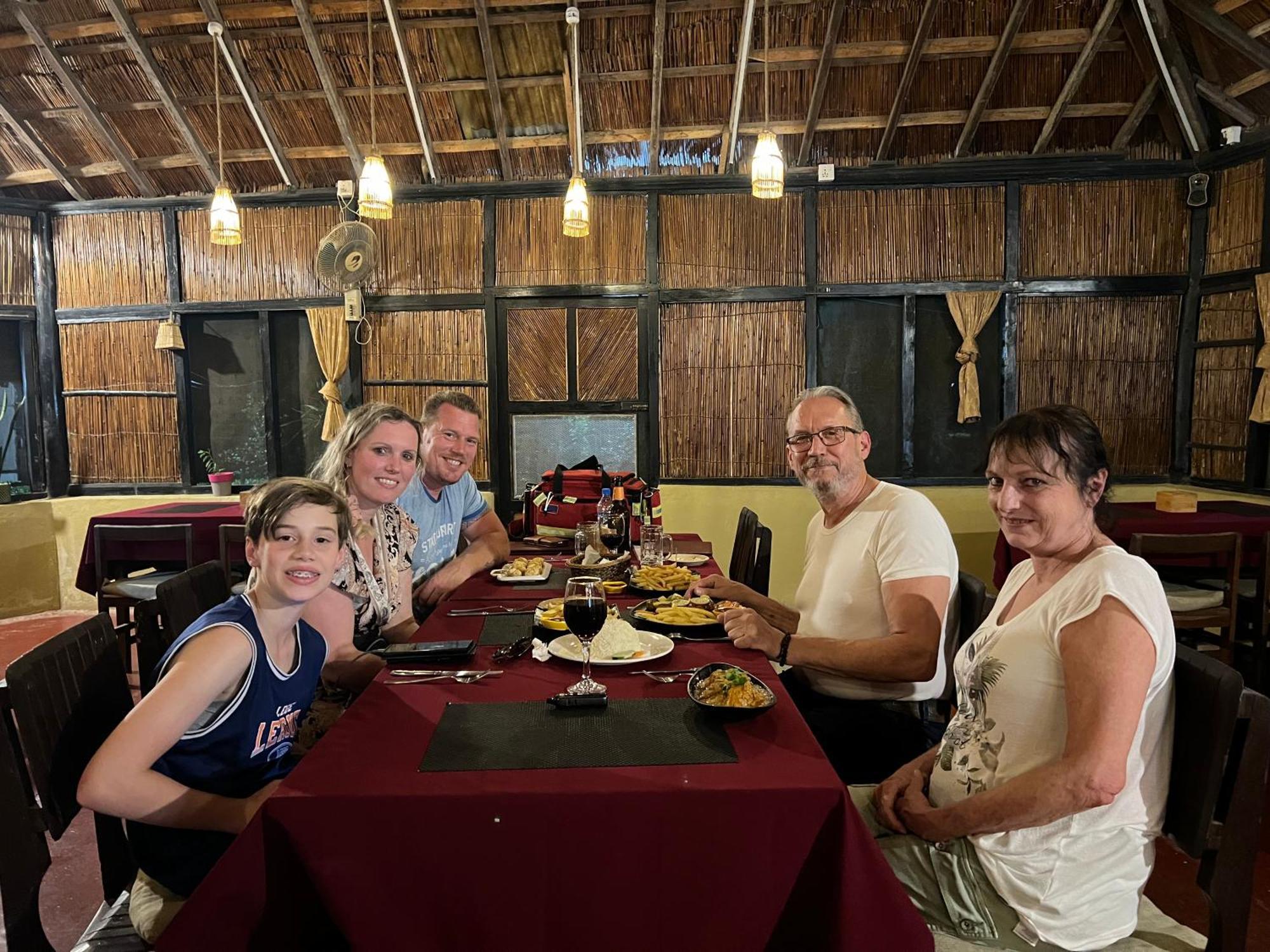 Hotel Tharu Garden And Beer Bar شيتوان المظهر الخارجي الصورة